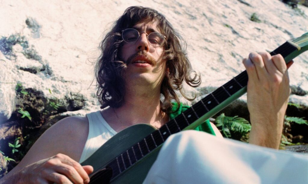 tim-bernardes:-por-que-a-geracao-z-encontra-abrigo-em-sua-musica