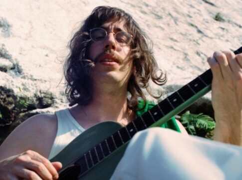 tim-bernardes:-por-que-a-geracao-z-encontra-abrigo-em-sua-musica