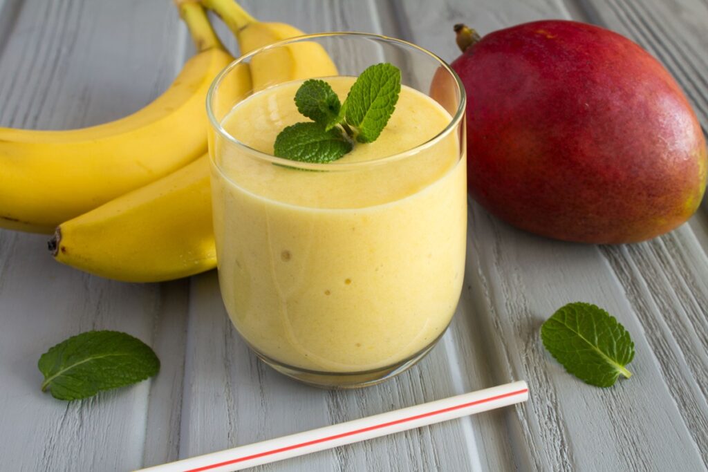 aprenda-a-fazer-smoothie-de-banana-cremoso-para-comecar-o-dia
