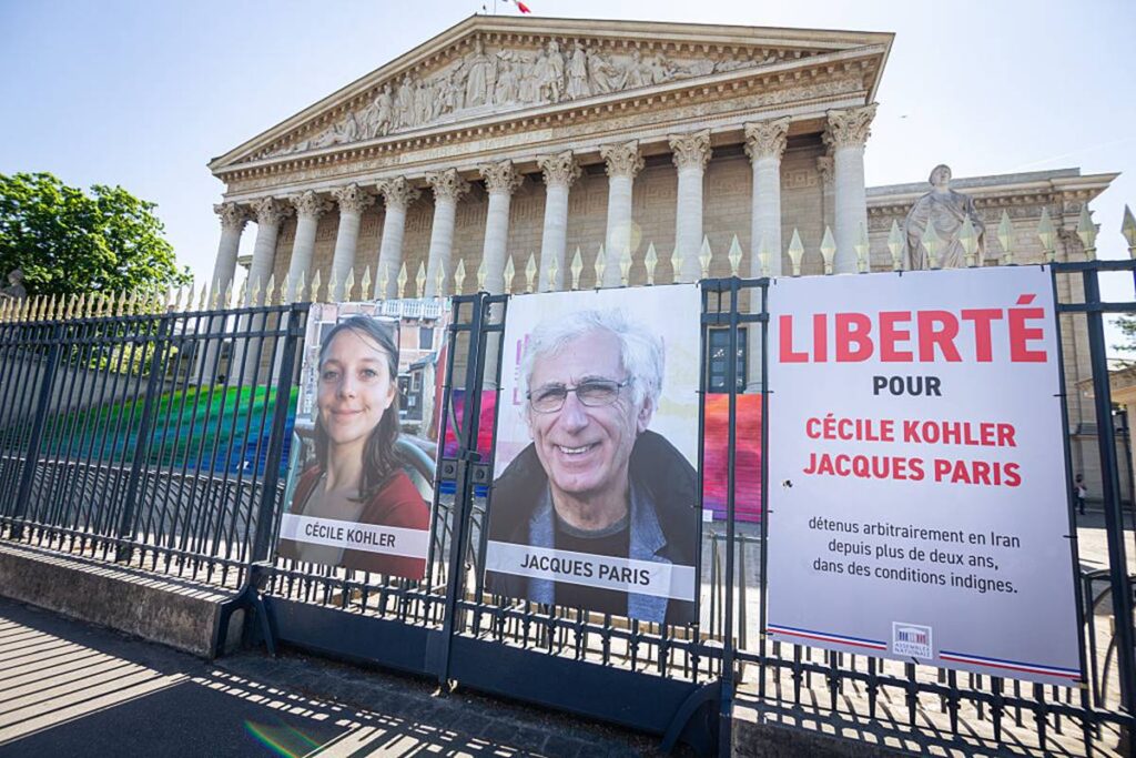 macron-anuncia-libertacao-de-casal-frances-preso-no-ira-desde-2022