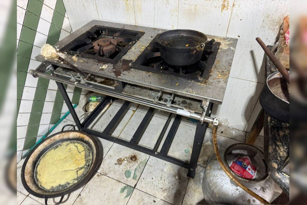 com-baratas-congeladas-no-freezer,-fabrica-de-salgados-e-fechada-em-go