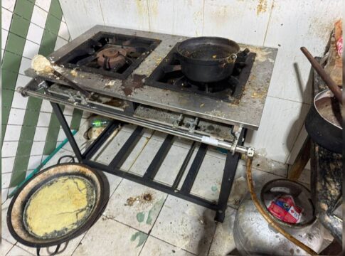 com-baratas-congeladas-no-freezer,-fabrica-de-salgados-e-fechada-em-go