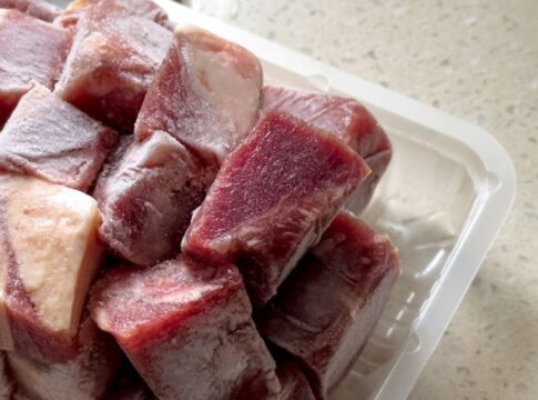 apos-vender-carne-azul-e-fedorenta,-supermercado-indeniza-cliente