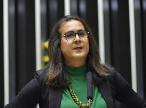 deputado-do-novo-critica-roupa-de-salabert-apos-ela-citar-sapatenis