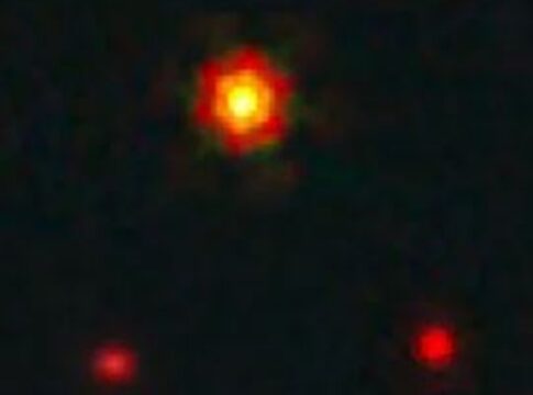 cientistas-descobrem-que-ponto-vermelho-no-espaco-e-um-buraco-negro