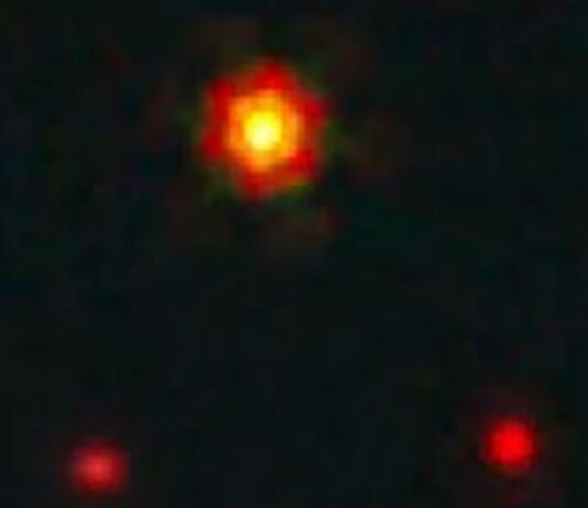 cientistas-descobrem-que-ponto-vermelho-no-espaco-e-um-buraco-negro