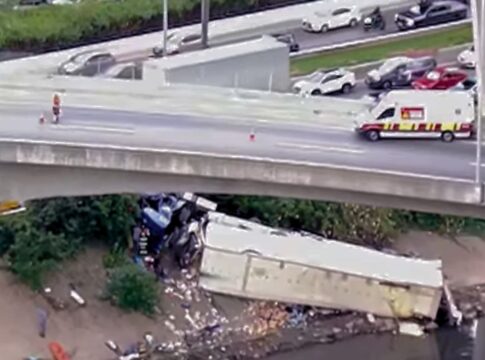 acidente-na-marginal-tiete:-caminhao-capota-e-deixa-4-vitimas-em-sp