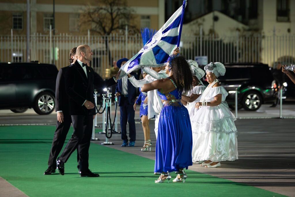 principe-william-da-beijo-na-bandeira-da-escola-de-samba-beija-flor