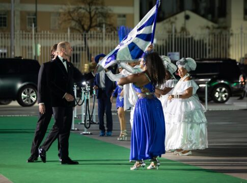 principe-william-da-beijo-na-bandeira-da-escola-de-samba-beija-flor
