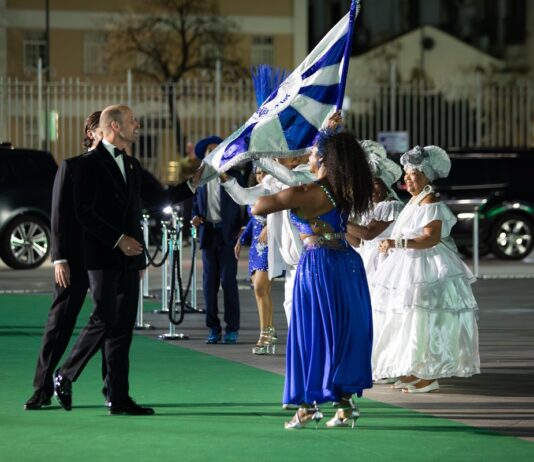 principe-william-da-beijo-na-bandeira-da-escola-de-samba-beija-flor