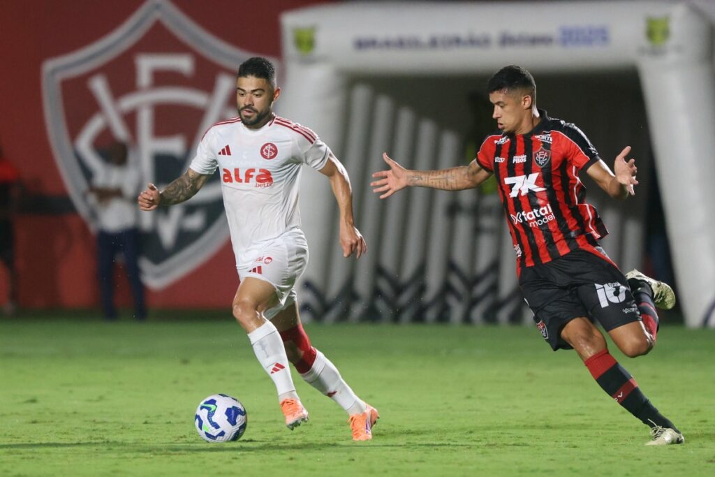 campeonato-brasileiro:-vitoria-bate-internacional-e-escapa-do-z4
