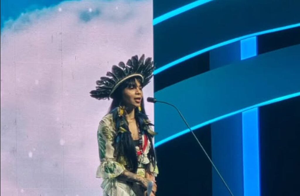 ativista-txai-surui-emociona-ao-apresentar-parte-do-premio-earthshot