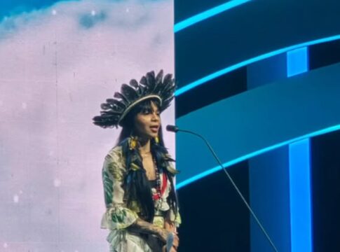 ativista-txai-surui-emociona-ao-apresentar-parte-do-premio-earthshot