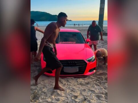 “perrengue-chique”:-ideia-de-foto-termina-com-carro-atolado-na-praia