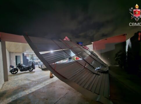 vendaval-destelha-casa-no-riacho-fundo.-veja-imagens