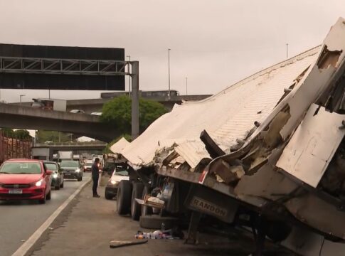 pistas-da-marginal-tiete-sao-liberadas-apos-caminhao-cair-de-ponte