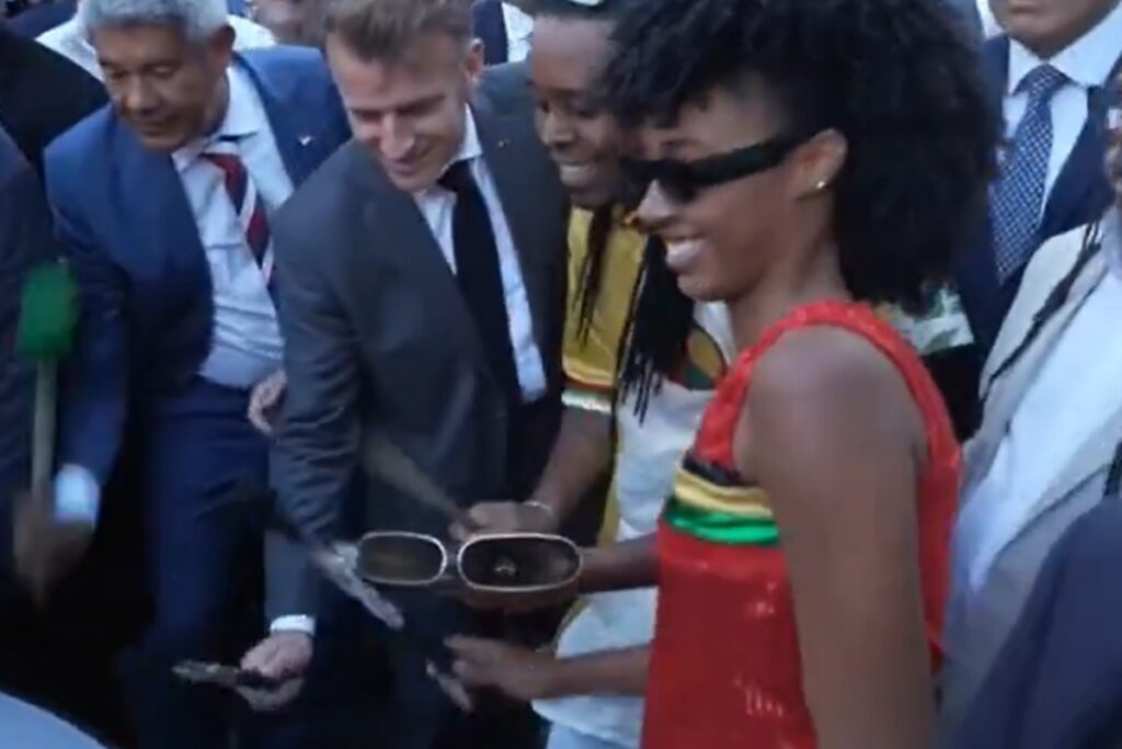 em-salvador,-macron-toca-tambor-com-olodum-e-visita-pontos-turisticos