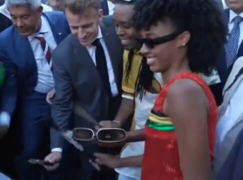 em-salvador,-macron-toca-tambor-com-olodum-e-visita-pontos-turisticos