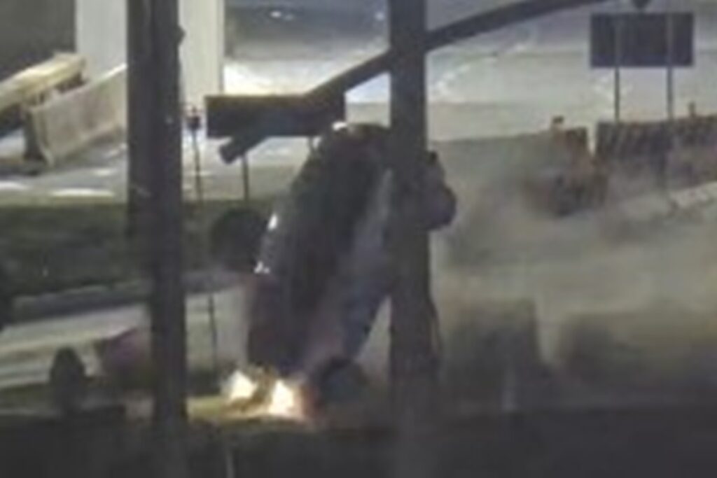 transito-fica-complicado-apos-carro-bater-em-mureta-no-buraco-do-tatu