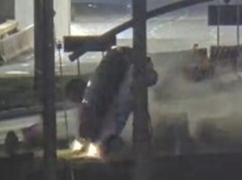 transito-fica-complicado-apos-carro-bater-em-mureta-no-buraco-do-tatu