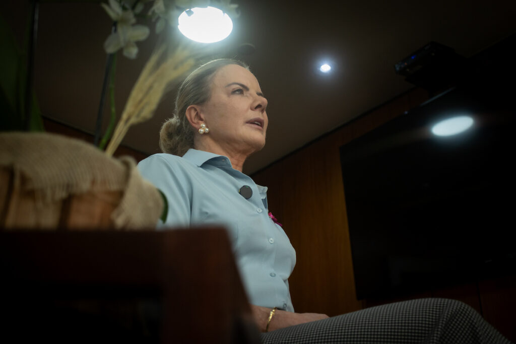 gleisi:-manutencao-da-selic-em-15%-e-“decisao-descasada-da-realidade”