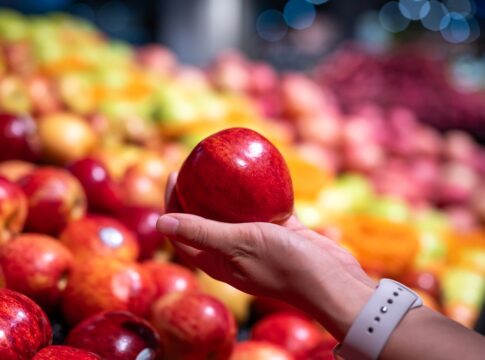 1-maca-por-dia:-conheca-os-beneficios-de-incluir-a-fruta-na-rotina