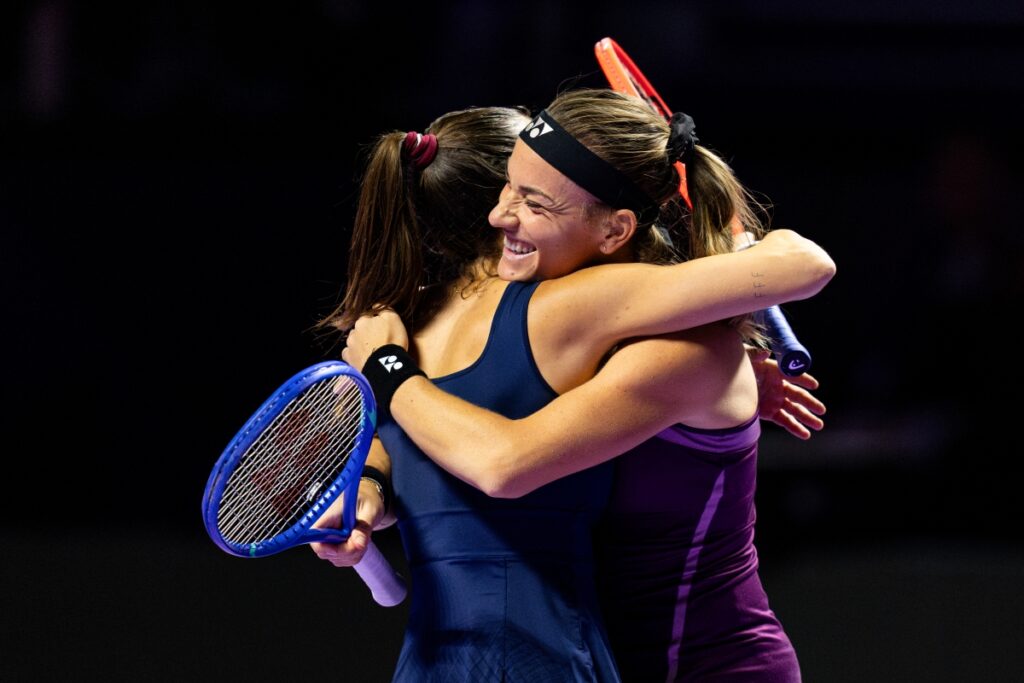 stefani-e-babos-viram-sobre-campeas-e-vao-a-semifinal-no-wta-finals