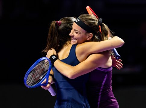 stefani-e-babos-viram-sobre-campeas-e-vao-a-semifinal-no-wta-finals