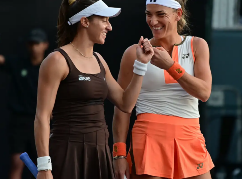 dupla-de-stefani-vira-sobre-atual-campea-e-vai-a-semi-do-wta-finals
