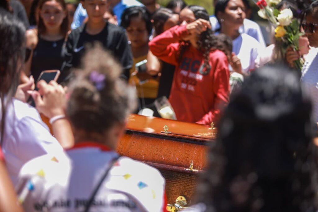 mae-de-menina-morta-com-tiro-na-cabeca:-“acabaram-com-a-nossa-familia”