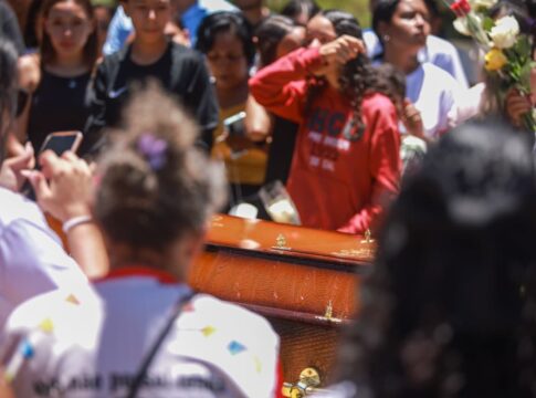 mae-de-menina-morta-com-tiro-na-cabeca:-“acabaram-com-a-nossa-familia”