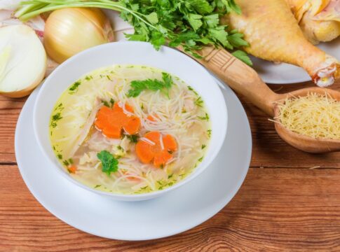 caldo-de-galinha:-receita-esquenta-em-dias-frios-e-conforta-a-alma