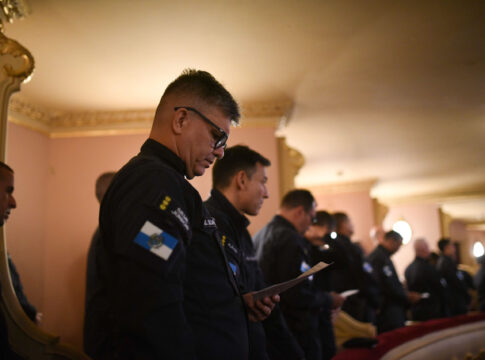 megaoperacao-no-rio:-policiais-mortos-sao-homenageados-em-missa