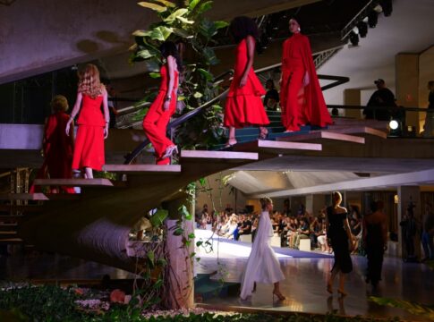 miwa-e-amek-cruzam-a-passarela-do-metropoles-catwalk