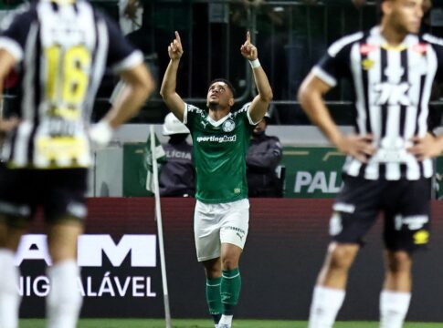 vitor-roque-decide-e-palmeiras-vence-classico-com-santos-no-brasileiro