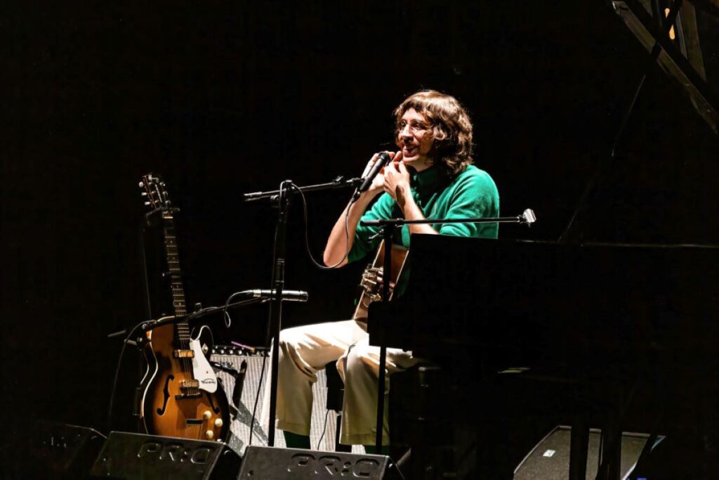 tim-bernardes-promete-“atmosfera-perfeita”-em-show-do-estilo-brasil