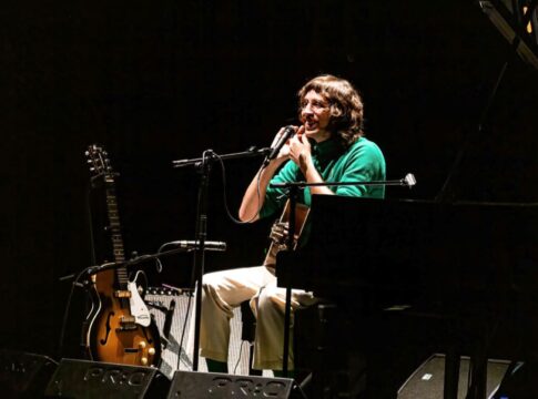 tim-bernardes-promete-“atmosfera-perfeita”-em-show-do-estilo-brasil