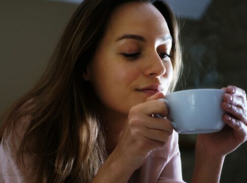 cha-anti-inflamatorio-de-erva-famosa-ajuda-a-nivelar-acucar-no-sangue