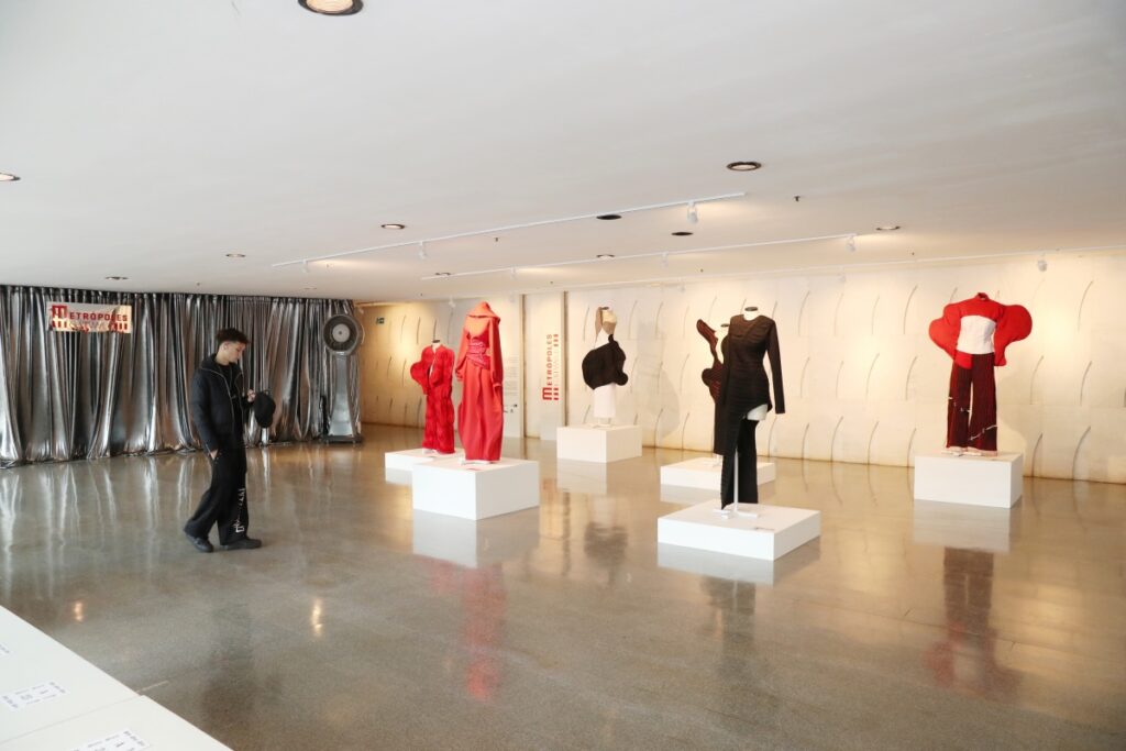 julia-theophilo-expoe-colecao-redefinindo-curvas-no-metropoles-catwalk