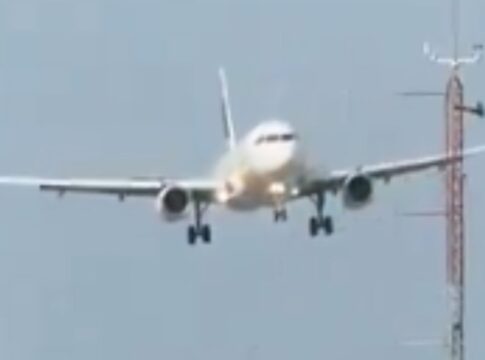 aviao-pousa-“de-lado”-em-sc-devido-a-vento-forte-em-aeroporto.-video