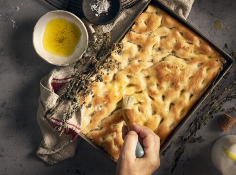 focaccia-“fit”-com-farinha-integral,-batata-e-alecrim:-veja-como-fazer