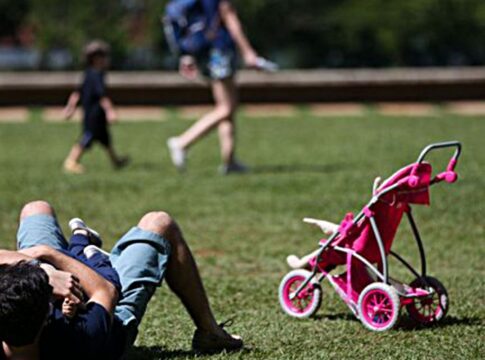 licenca-paternidade-e-avanco,-mas-ainda-e-desigual-no-cuidado-infantil