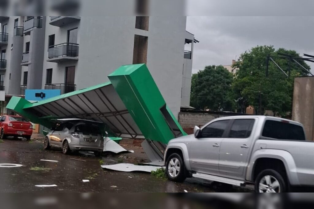 fotos:-ciclone-destruiu-casas,-derrubou-arvores-e-inundou-ruas-em-sc