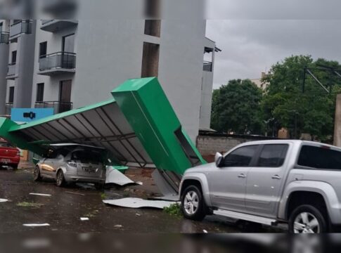 fotos:-ciclone-destruiu-casas,-derrubou-arvores-e-inundou-ruas-em-sc