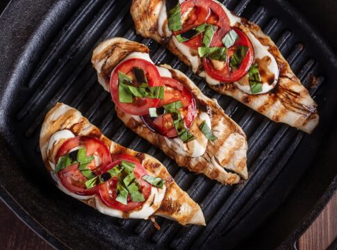 file-de-frango-caprese-na-frigideira-e-rapido-e-cheio-de-sabor
