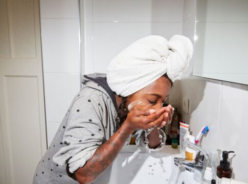 lavar-o-rosto-com-sabonete-em-barra-ou-liquido?-veja-a-melhor-opcao