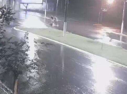 camera-flagra-bandidos-arrastando-cofre-com-r$-100-mil-de-empresa