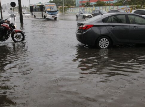 frente-fria-derruba-arvores-e-causa-alagamentos-no-rio-de-janeiro