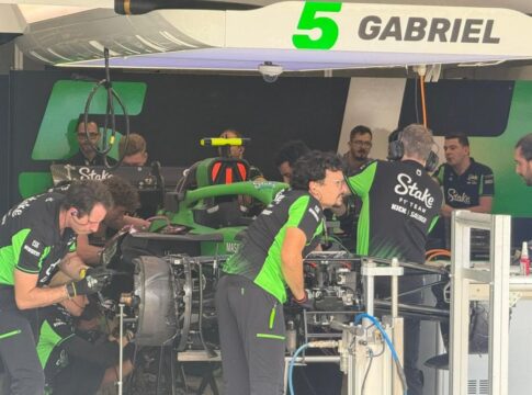 mecanicos-da-sauber-fazem-forca-tarefa-para-recuperar-carro-de-bortoleto