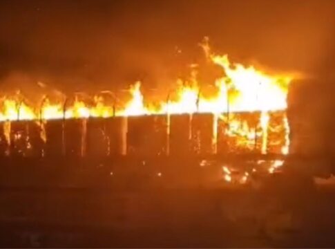 vagao-em-chamas:-trem-em-movimento-e-incendiado-na-baixada-santista